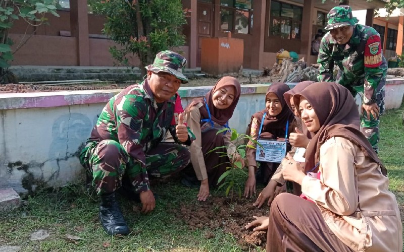 MPLS Siswa Baru, SMAN 1 Pabuaran Subang Tanam Ratusan Pohon