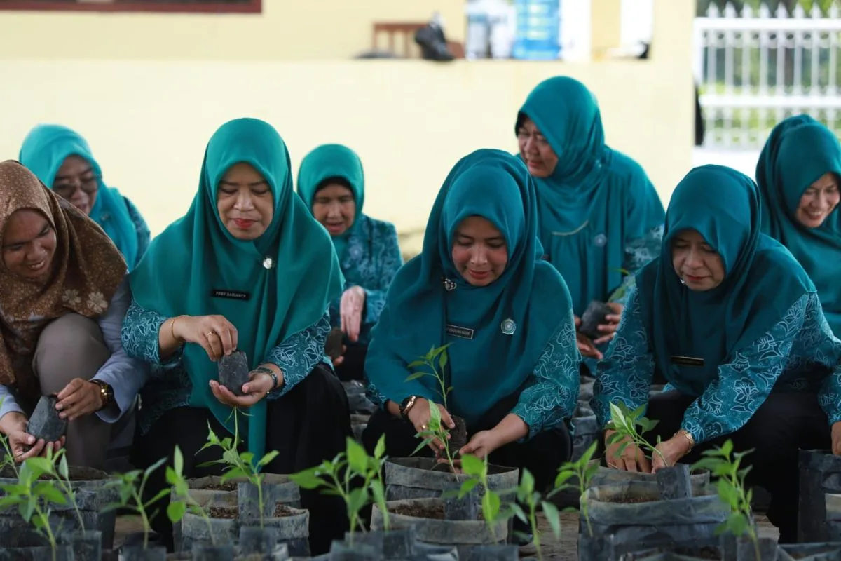Aksi Keren PKK Lingga di Halaman Kantor – Kutipan