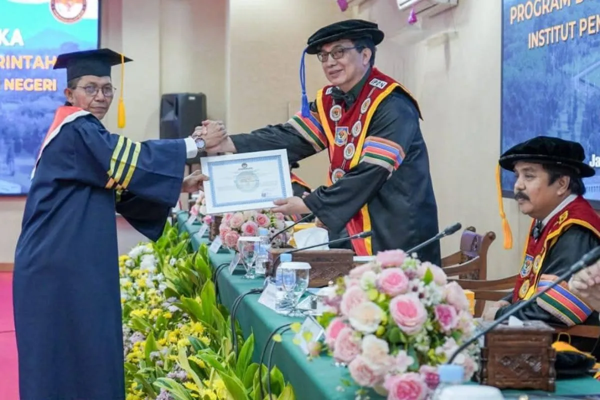 Dari Dabo Singkep ke Jatinangor, Amsakar Buktikan Belajar Bisa di Tengah Jabatan – Kutipan