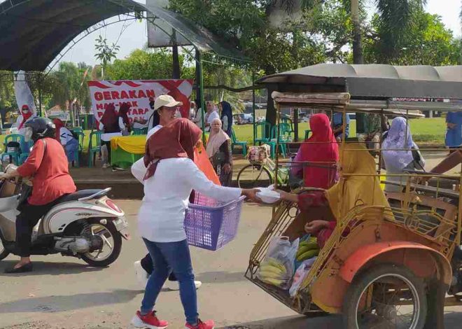 “Virus” Cinta Damai Menyebar, Emak-Emak Pati Utara Bagikan Ribuan Nasi Kotak