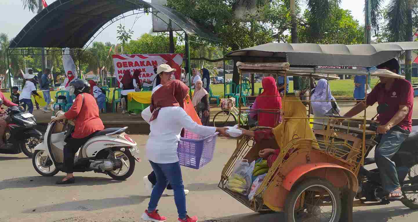 “Virus” Cinta Damai Menyebar, Emak-Emak Pati Utara Bagikan Ribuan Nasi Kotak