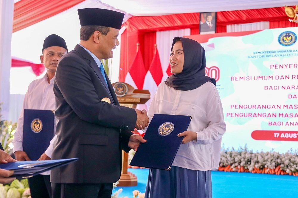 Gubernur Jateng Serahkan Remisi bagi 8.737 Warga dan Anak Binaan