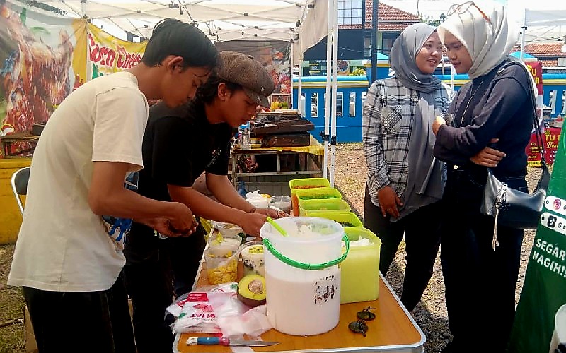 Dari Kampus ke Outlet: Mahasiswa Univ Majalengka Sukses Bikin Es Teler Kabita Viral ‘SeEmber 10 Ribu’