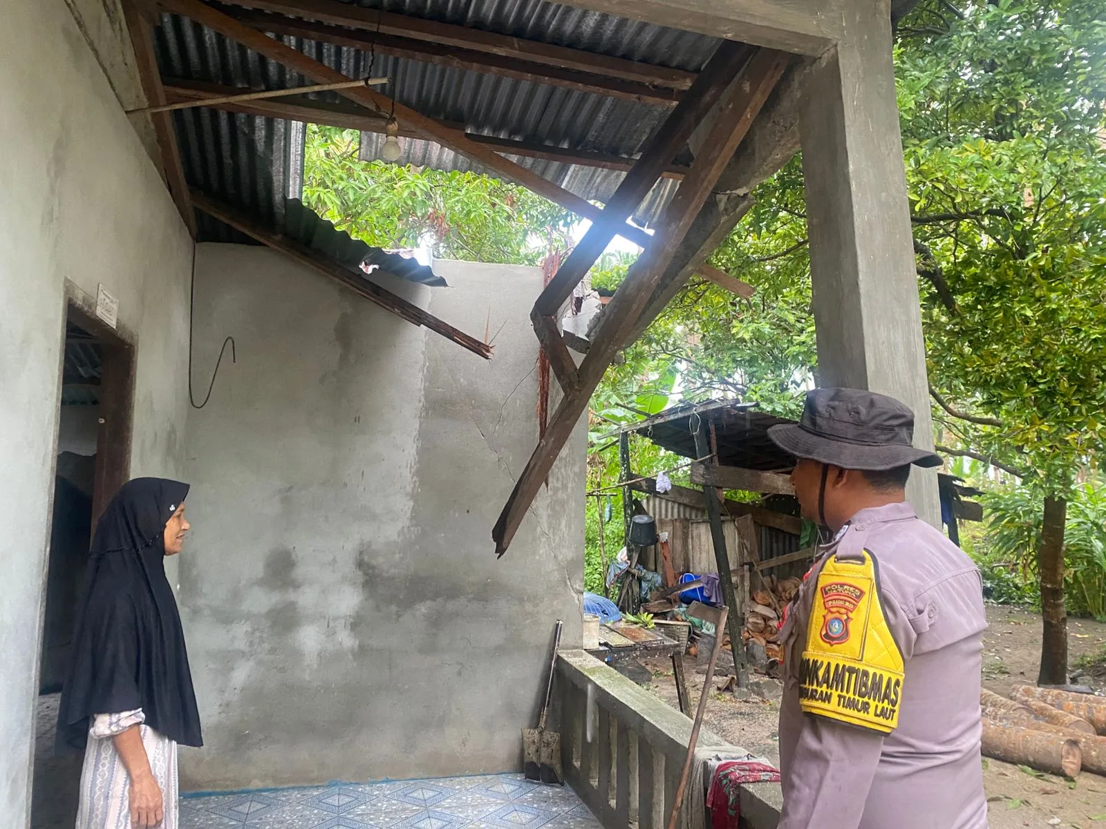 ‎Bhabinkmatibmas Bersama BPBD dan Warga Desa Tanjung Bersihkan Pohon Tumbang Menimpa Rumah – Kutipan