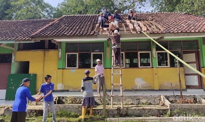 Warga Sukabumi Gotong Royong Bongkar Ruang Kelas SDN Gunungbatu yang Rusak Berat