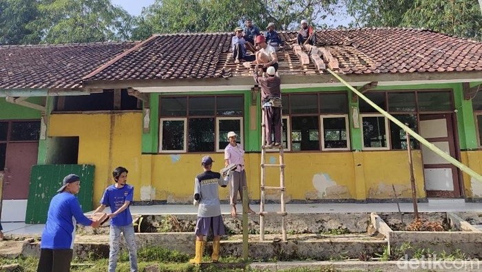 Warga Sukabumi Gotong Royong Bongkar Ruang Kelas SDN Gunungbatu yang Rusak Berat
