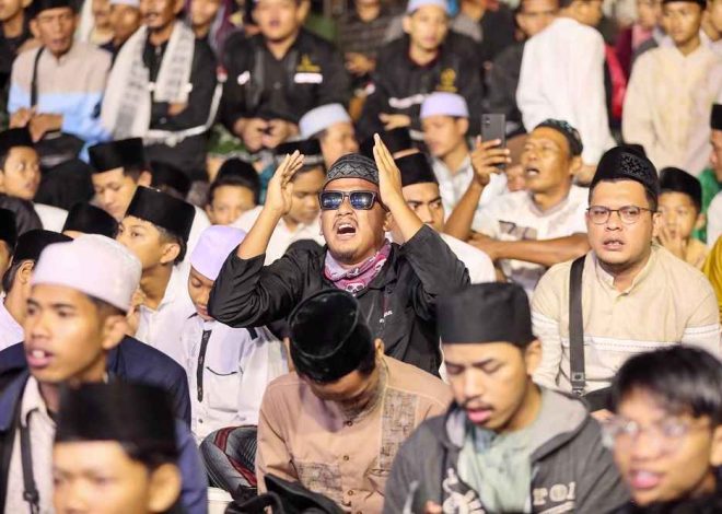 Ribuan Santri Ikuti Jateng Bersholawat di Kudus Meski Diguyur Hujan