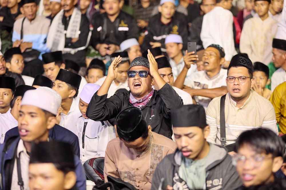 Ribuan Santri Ikuti Jateng Bersholawat di Kudus Meski Diguyur Hujan