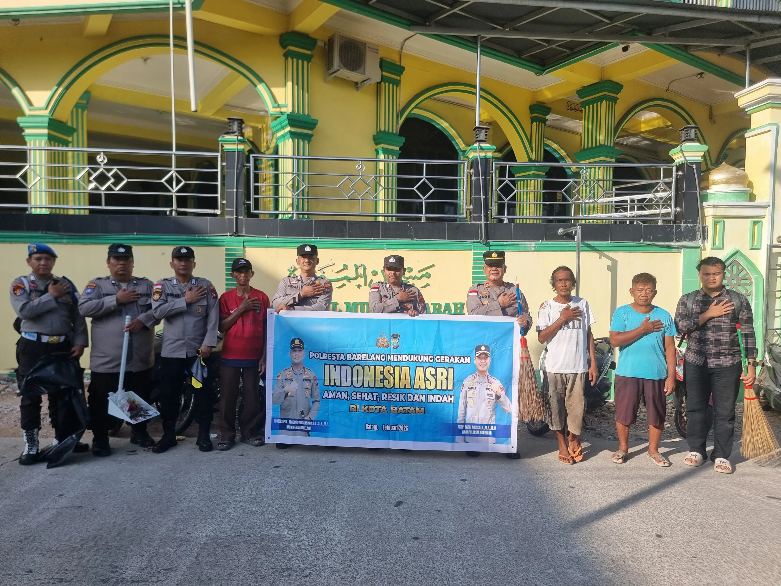 Sambut Ramadan, Polsek Bengkong Bersih-Bersih Masjid dan Sekolah Lewat Gerakan Indonesia ASRI – Kutipan